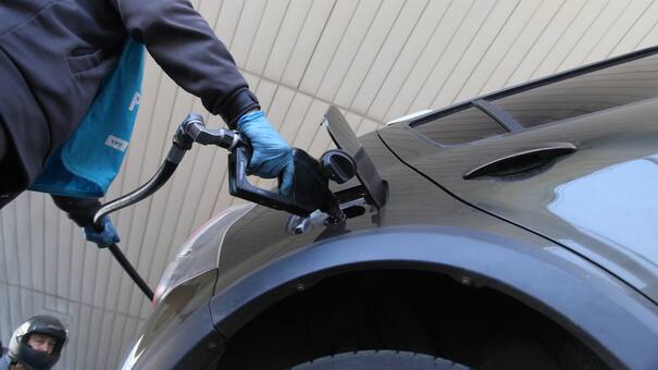 Los nuevos descuentos para cargar nafta y gasoil con YPF, Shell, Axion y Puma en agosto 2024