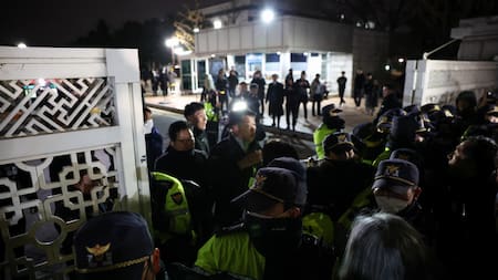 El momento en el que ingresa al Parlamento el comando militar tras la ley marcial en Corea del Sur. Foto: Reuters.