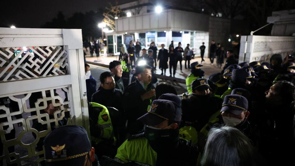 El momento en el que ingresa al Parlamento el comando militar tras la ley marcial en Corea del Sur. Foto: Reuters.