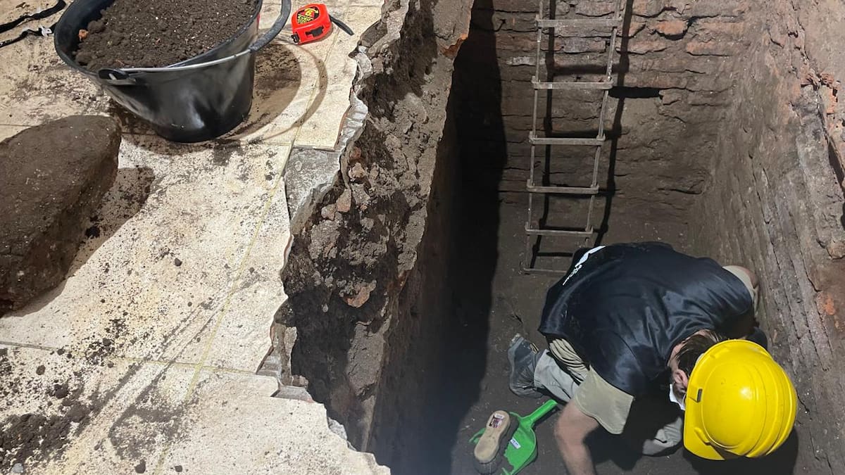 Sorpresa en el Casco Histórico: hallaron dos monedas de 1700 y un extraño objeto tallado en hueso