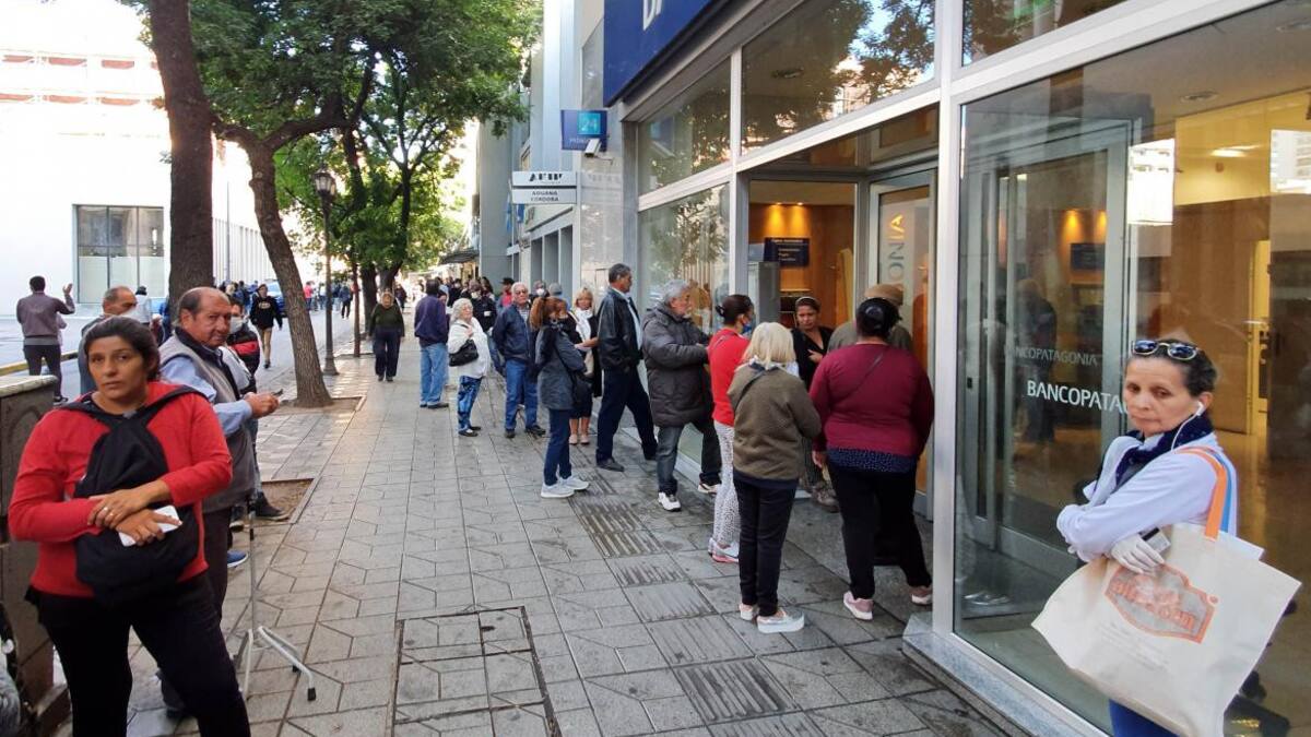 Jubilados haciendo fila en bancos en medio de cuarentena por coronavirus, AGENCIA NA