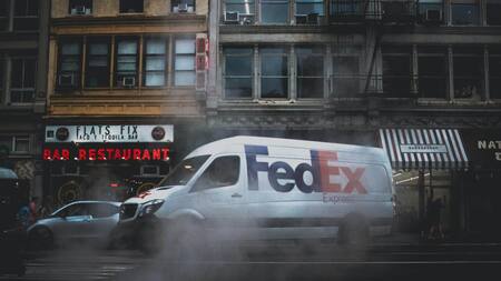 Camión de traslado de paquetes Fedex. Foto: Unsplash
