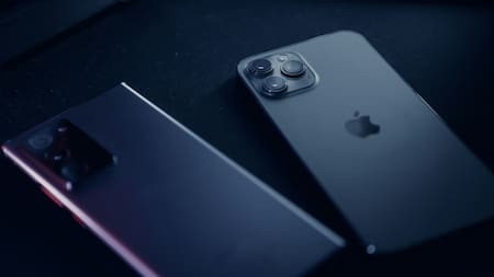 Celulares Samsung y Apple. Foto: Unsplash.