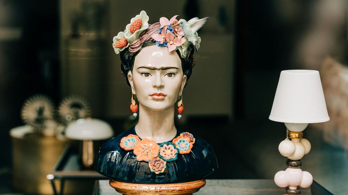 Objetos con la figura de Frida Kahlo. Foto: Unsplash.