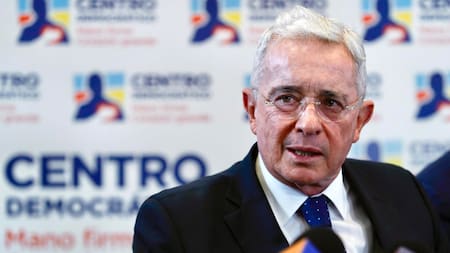 El expresidente de Colombia Álvaro Uribe es condenado a 12 años de prisión domiciliaria