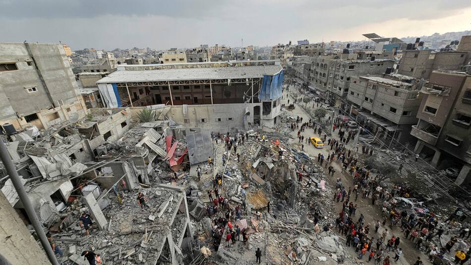 Palestinos buscando en los escombros del campo de refugiados Jabalia. Foto: Reuters.