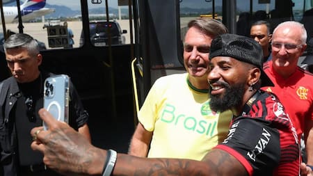 Jair Bolsonaro recibió al plantel de Flamengo. Foto: Twitter @BolsonaroSP.