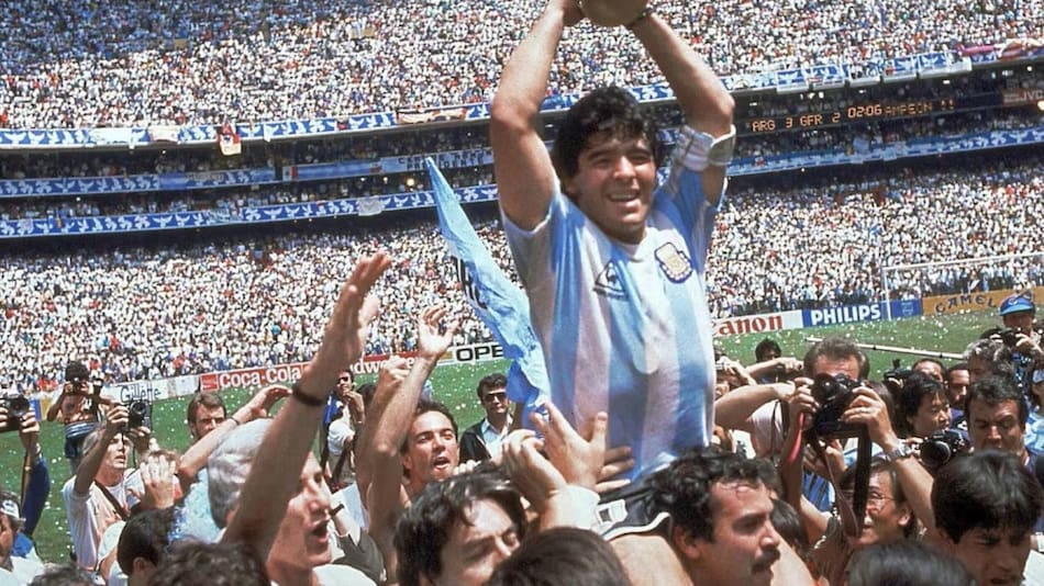 Diego Maradona arriba de los hombros de Roberto Cejas.