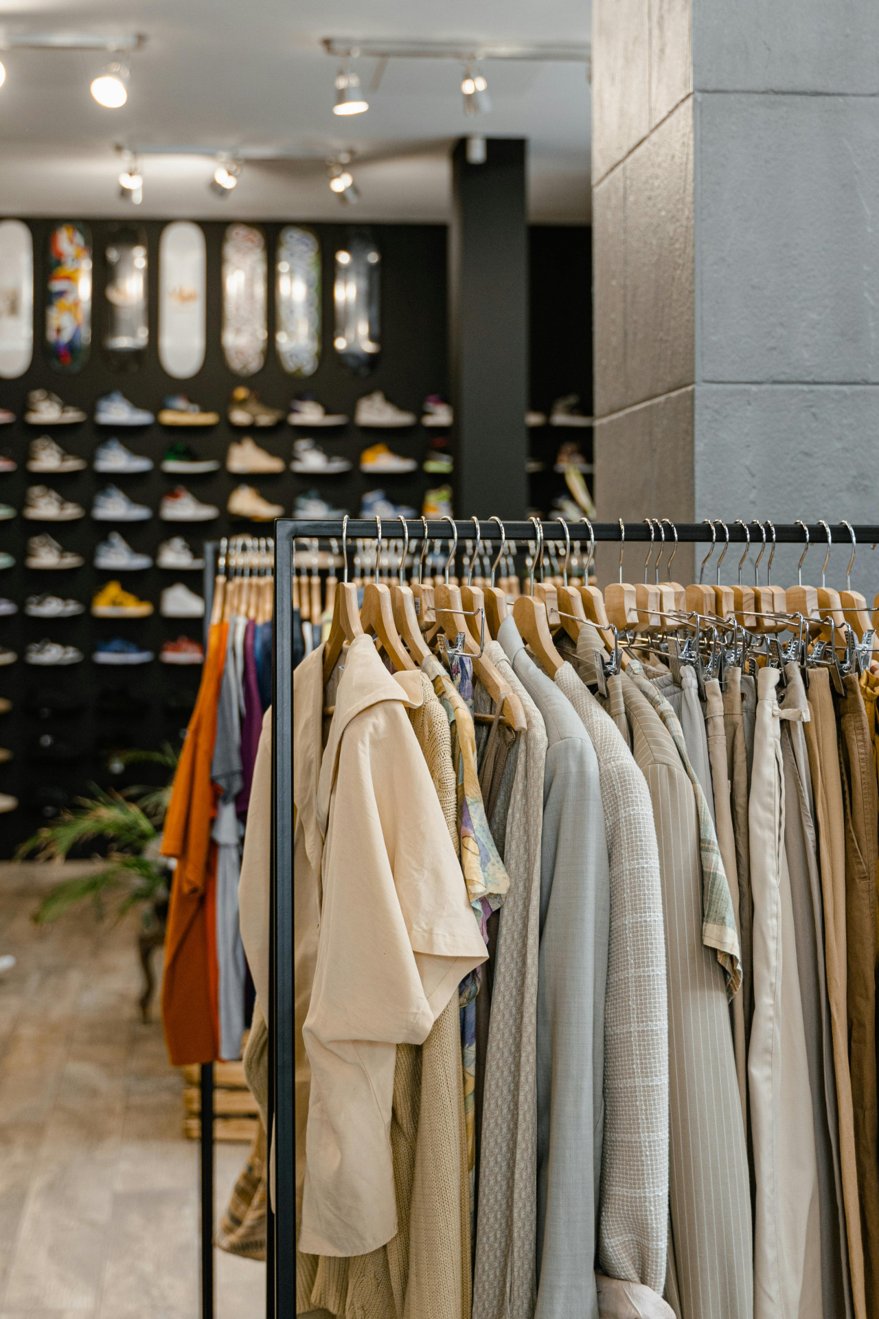 Ropa y calzado. Foto: Pexels.