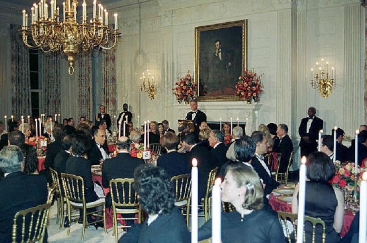 El Presidente Clinton en uso de la palabra dando la bienvenida al Presidente Menem