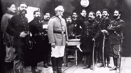 Sáenz Peña (primer de derecha a izquierda) con parte del ejército peruano