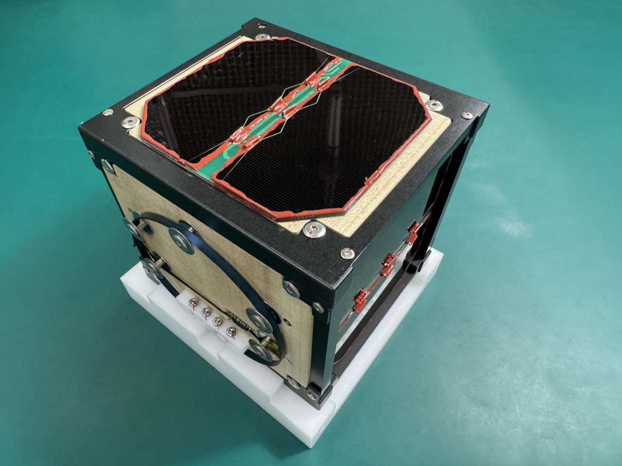 LignoSat, el primer satélite de madera. Foto: EFE