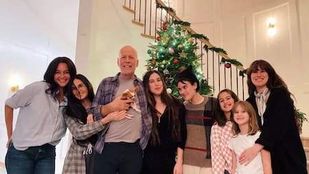 Bruce Willis con hijas, su ex Demi Moore y su actual novia Emma Heming. Foto: Instagram/demimoore.