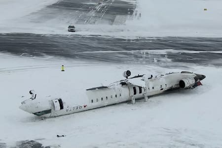 El avión de Delta cuyo aterrizaje forzoso causó decenas de heridos. Foto: Reuters.