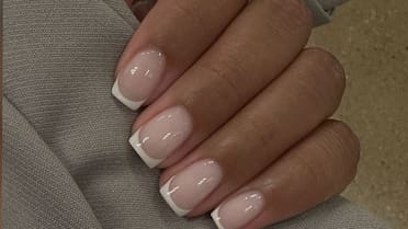 Manicura americana: el nuevo estilo favorito de las celebridades que se impone para las fiestas de fin de año