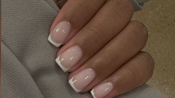 Manicura americana: el nuevo estilo favorito de las celebridades que se impone para las fiestas de fin de año