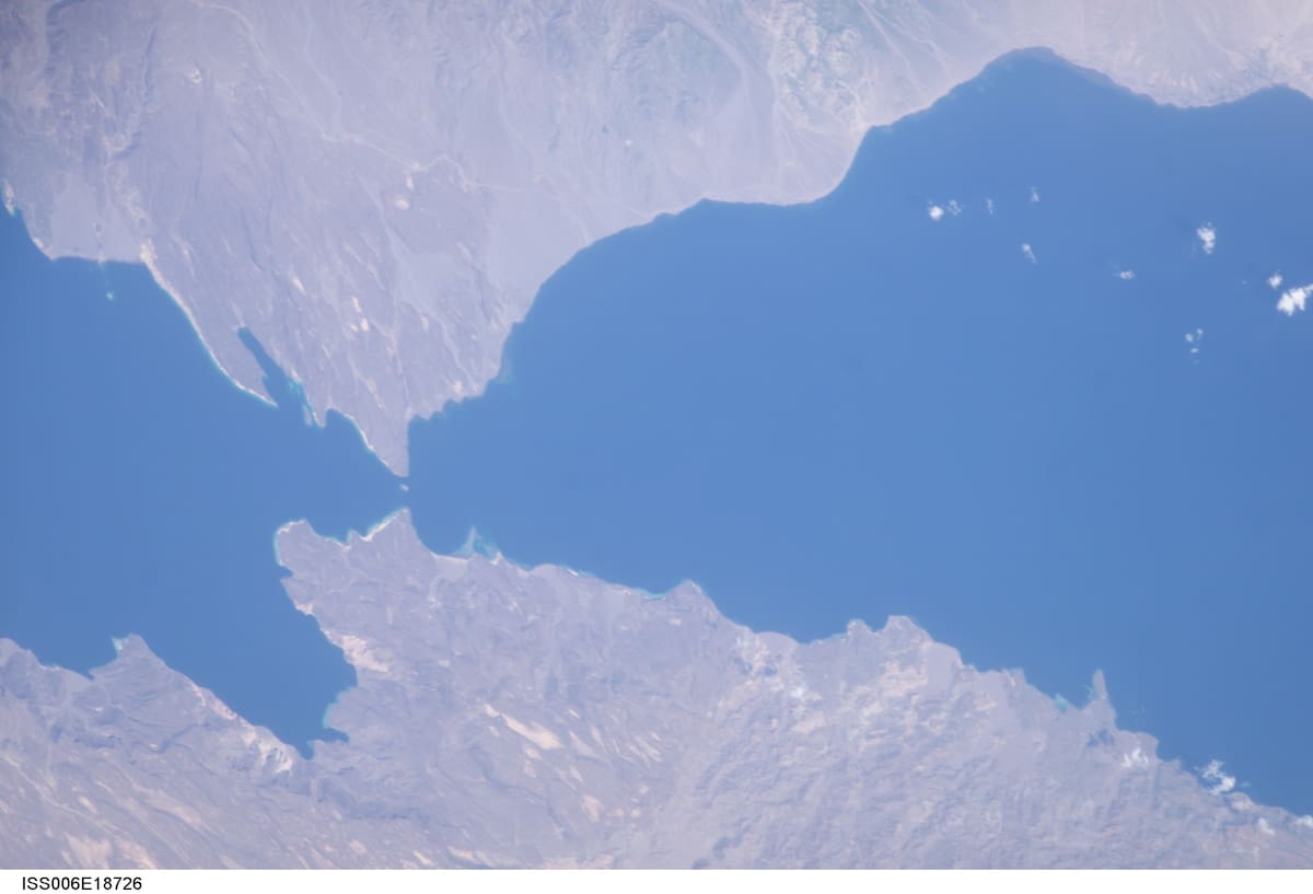 Imagen satelital del estrecho de Bab al Mandeb.