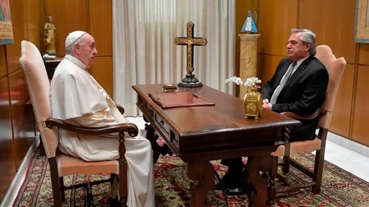 El Papa y Alberto Fernández en una visita del presidente en el Vaticano. NA