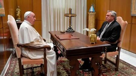El Papa y Alberto Fernández en una visita del presidente en el Vaticano. NA