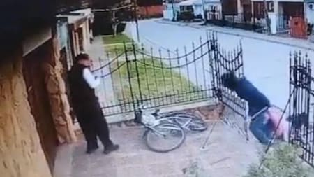 El momento del abuelo atacando a su nieto. Foto: captura video.