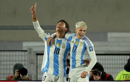 Alejandro Garnacho con Paulo Dybala. Foto: NA