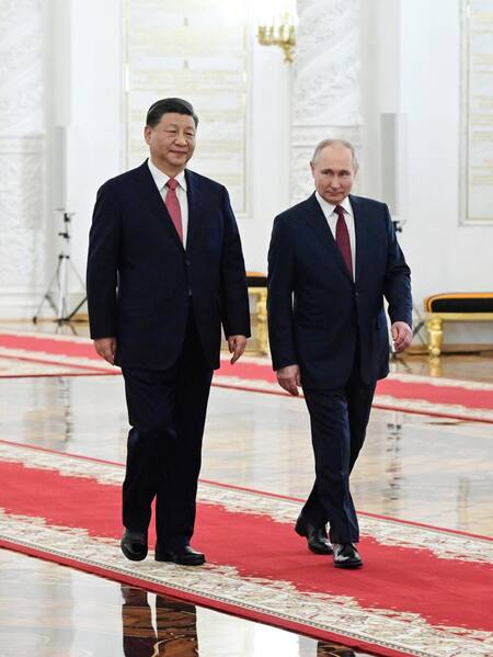 Xi Jinping y Vladimir Putin antes de firmar acuerdos. Foto: Reuters.
