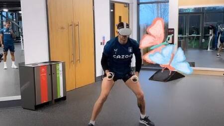 Dibu Martínez "cazando mariposas". Foto: captura de video.