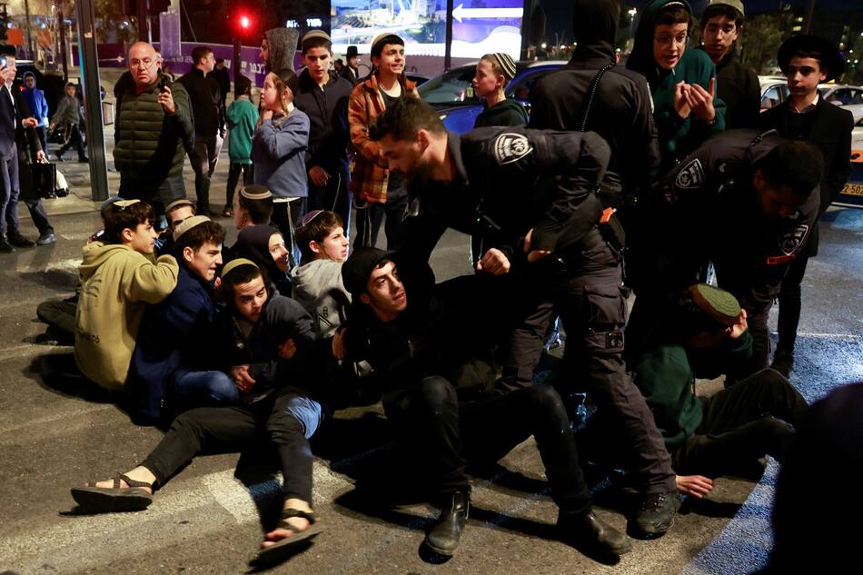 Protesta contra el acuerdo de alto el fuego en Israel. Foto: Reuters.