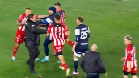 Batalla campal tras el partido entre Barracas Central y Gimnasia LP por Copa Argentina. Foto: NA.