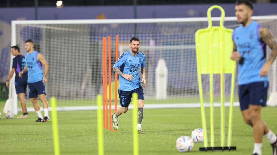 Lionel Messi en el entrenamiento de la Selección en Qatar. Foto: @Argentina.