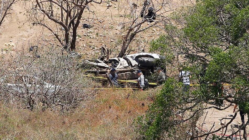 Peritos trabajan en el sitio de la emboscada en México. Foto: EFE