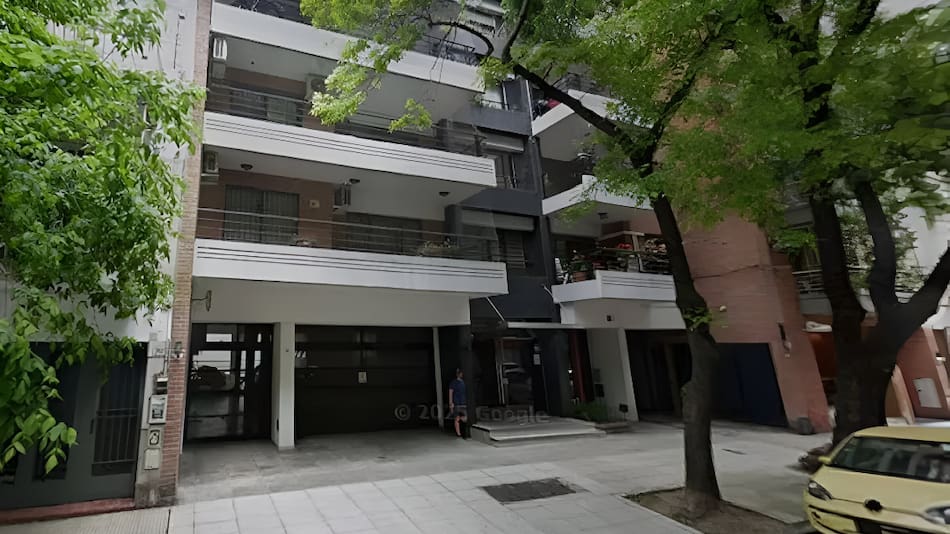 El edificio de Huergo al 300 en Las Cañitas, donde se suicidó un prefecto retirado.