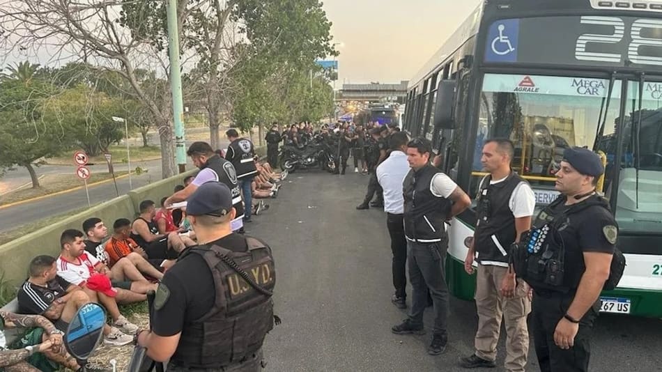 Detención de los barra de River por incidentes en los alrededores del Monumental. Foto: NA.