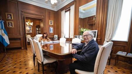 Cristina Kirchner junto a Adolfo Pérez Esquivel. Foto: @CFKArgentina.