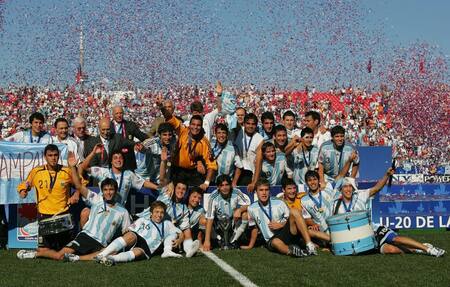 Papu Gómez y Angel Di Maria, campeones del mundo sub 20 en Canadá.