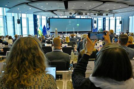 El presidente ucraniano, Volodímir Zelenski, durante la reunión del CdR. Foto: EFE.