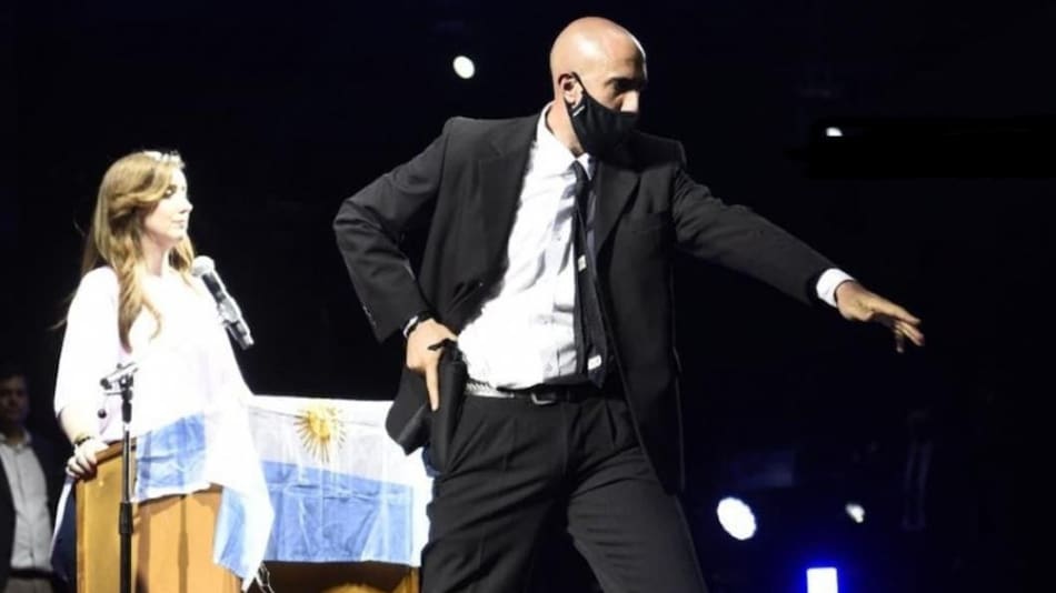 Guardia de seguridad amagó sacar su arma en el escenario del Luna Park durante festejos de Milei, NA