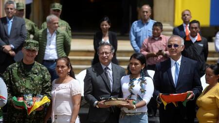 Gustavo Petro condecoró a las personas que ayudaron a rescatar a los 4 niños perdidos en la selva. Foto: Reuters.