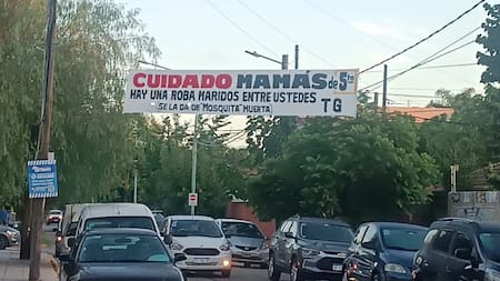 El picante pasacalle que apareció en la puerta de un colegio: "Cuidado mamás, hay una roba maridos"