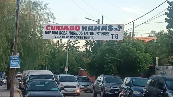 El picante pasacalle que apareció en la puerta de un colegio: "Cuidado mamás, hay una roba maridos"