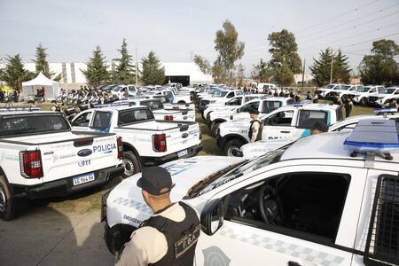 Fernando Espinoza y Axel Kicillof sumaron patrulleros y efectivos a La Matanza. Foto: Prensa