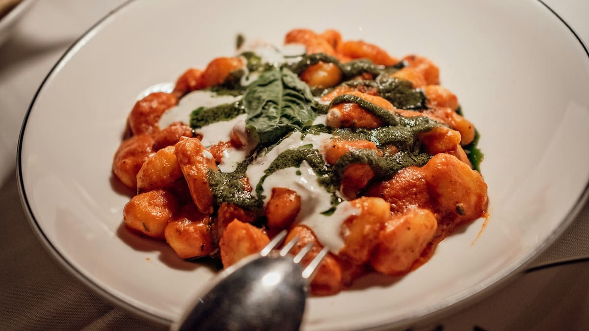 La receta perfecta para este 29: cómo preparar ñoquis de calabaza con crema de hongos para una cena especial