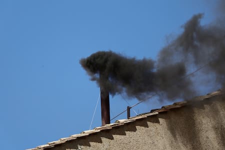 Fumata negra en la Capilla Sixtina. Foto: REUTERS/Yara Nardi.