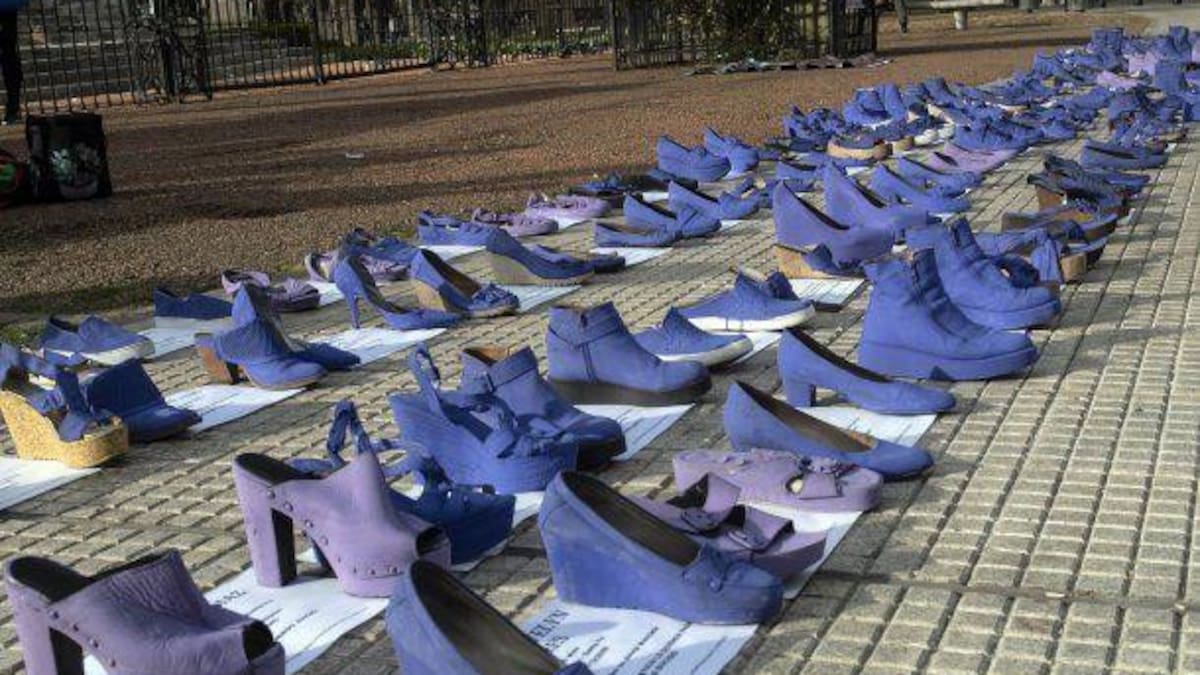 Zapatos frente al Congreso para visibilizar femicidios.