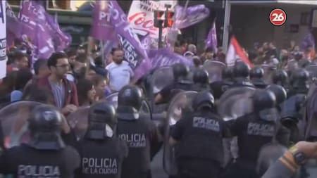 Tensión e incidentes en Callao y Corrientes por protesta de trabajadores de Coca Cola