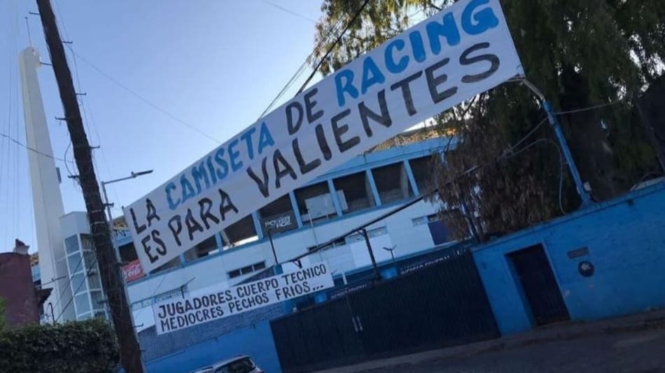 Pasacalles contra los jugadores de Racing en Avellaneda. Foto: NA.