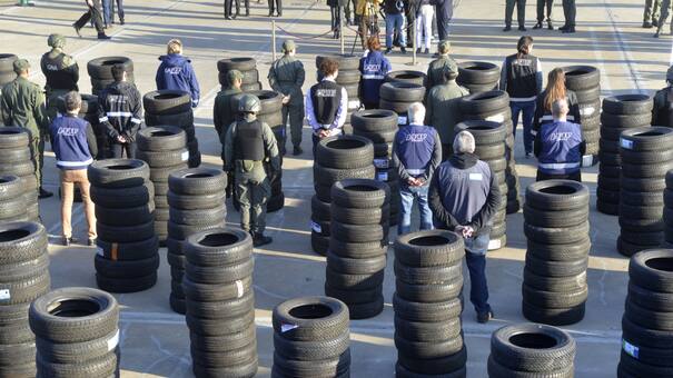 Aduana cedió cubiertas secuestradas al Ministerio de Seguridad para los vehículos de las fuerzas