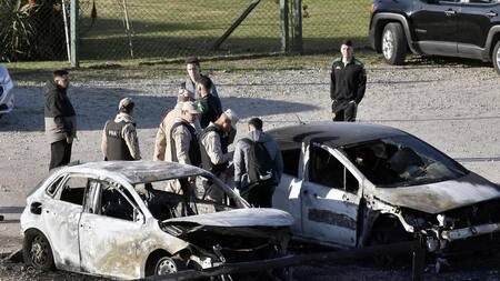 Quema de coches en el predio de Aldosivi. Foto: NA.