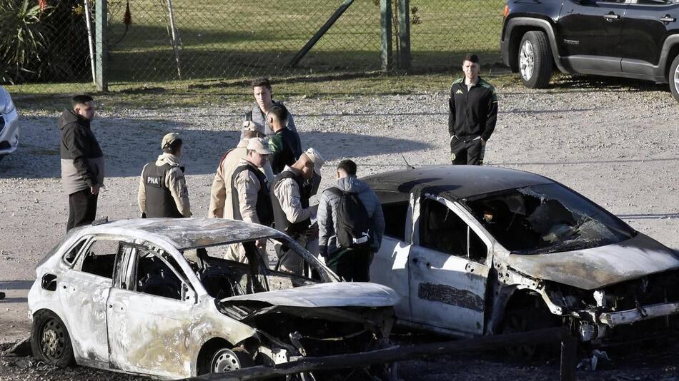 Quema de coches en el predio de Aldosivi. Foto: NA.