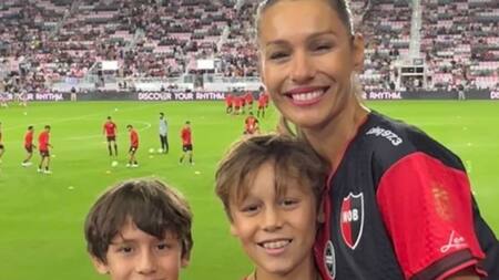 Pampita con la camiseta de Newells en el amistoso ante el Inter Miami. Foto: @pampitaoficial
